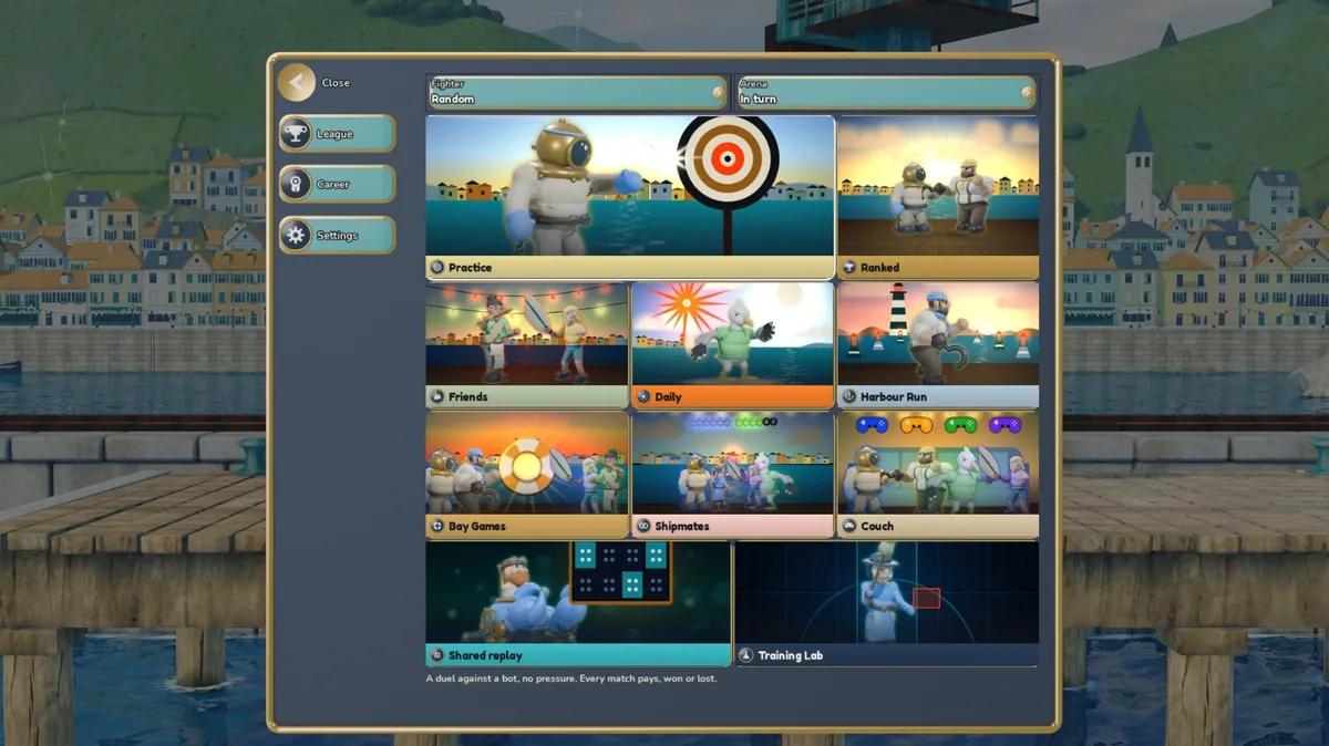Un menu encadré de dix cartes illustrées, Practice, Ranked, Friends, Daily, Harbour Run, Bay Games, Shipmates, Couch, Shared replay et Training Lab, avec une ligne de description du mode choisi, devant le Quai.