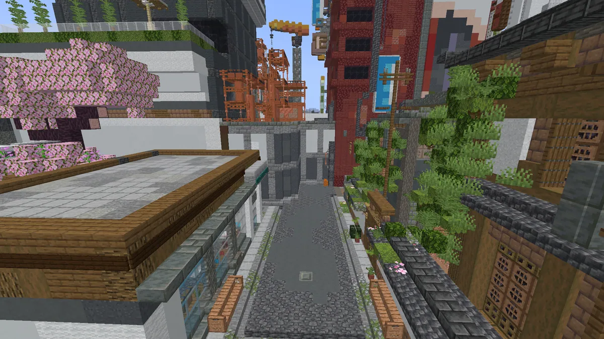 Une rue étroite entre des immeubles de brique, avec des cerisiers en fleurs.