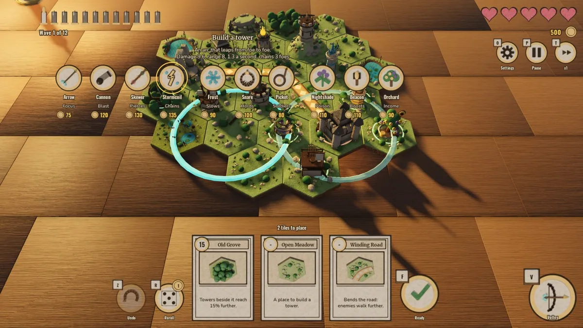 Une rangée de dix médaillons de tours avec leurs noms, leurs rôles et leurs prix (Arrow, Cannon, Skewer, Stormcoil, Frost, Snare, Picket, Nightshade, Beacon, Orchard), la Stormcoil choisie avec ses dégâts, sa portée, sa cadence et sa chaîne, deux anneaux de portée cyan sur le plateau, 500 pièces d’or et deux tuiles encore à poser.