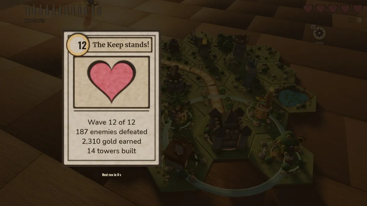 Une carte de parchemin devant le plateau assombri, qui dit « The Keep stands! », avec un cœur rose et les lignes Wave 12 of 12, 187 enemies defeated, 2,310 gold earned et 14 towers built.